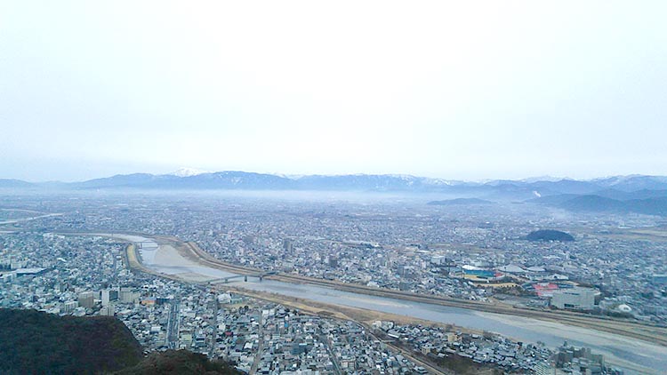 金華山から左前方に雪の伊吹山を望む。霧に包まれた濃尾平野を流れる長良川は昇龍の如し。リウマチ診療における天下布武とは？