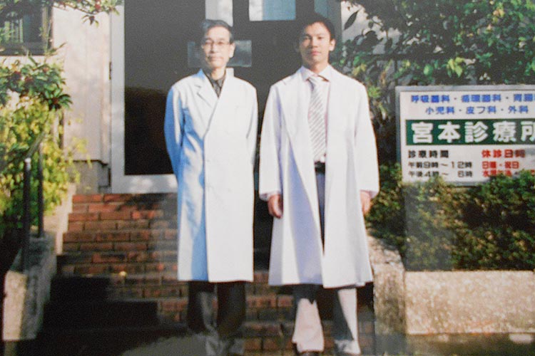 白衣での父との写真